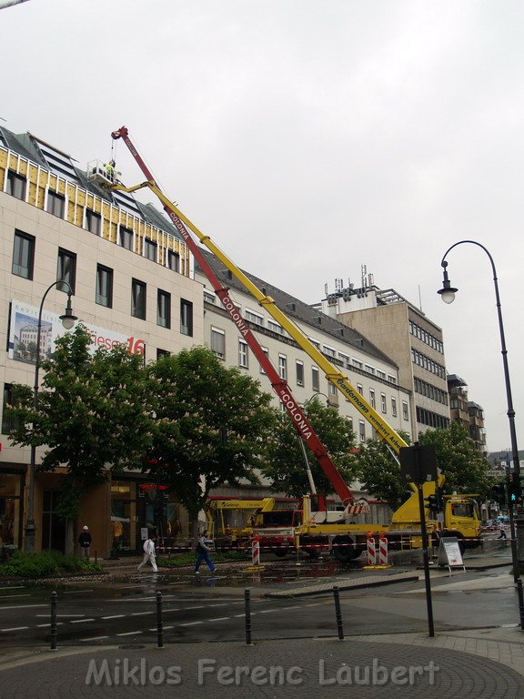 800 kg Fensterrahmen drohte auf Strasse zu rutschen Koeln Friesenplatz P58.JPG